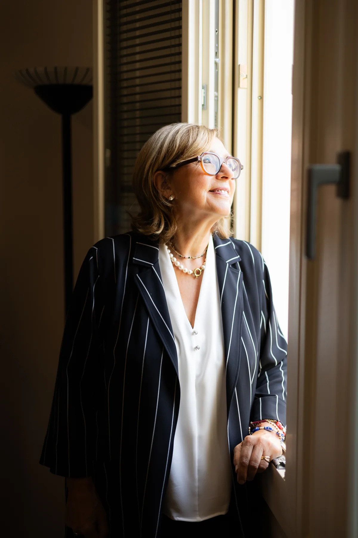 Ritratto di Nicoletta Ferrari alla finestra dello studio