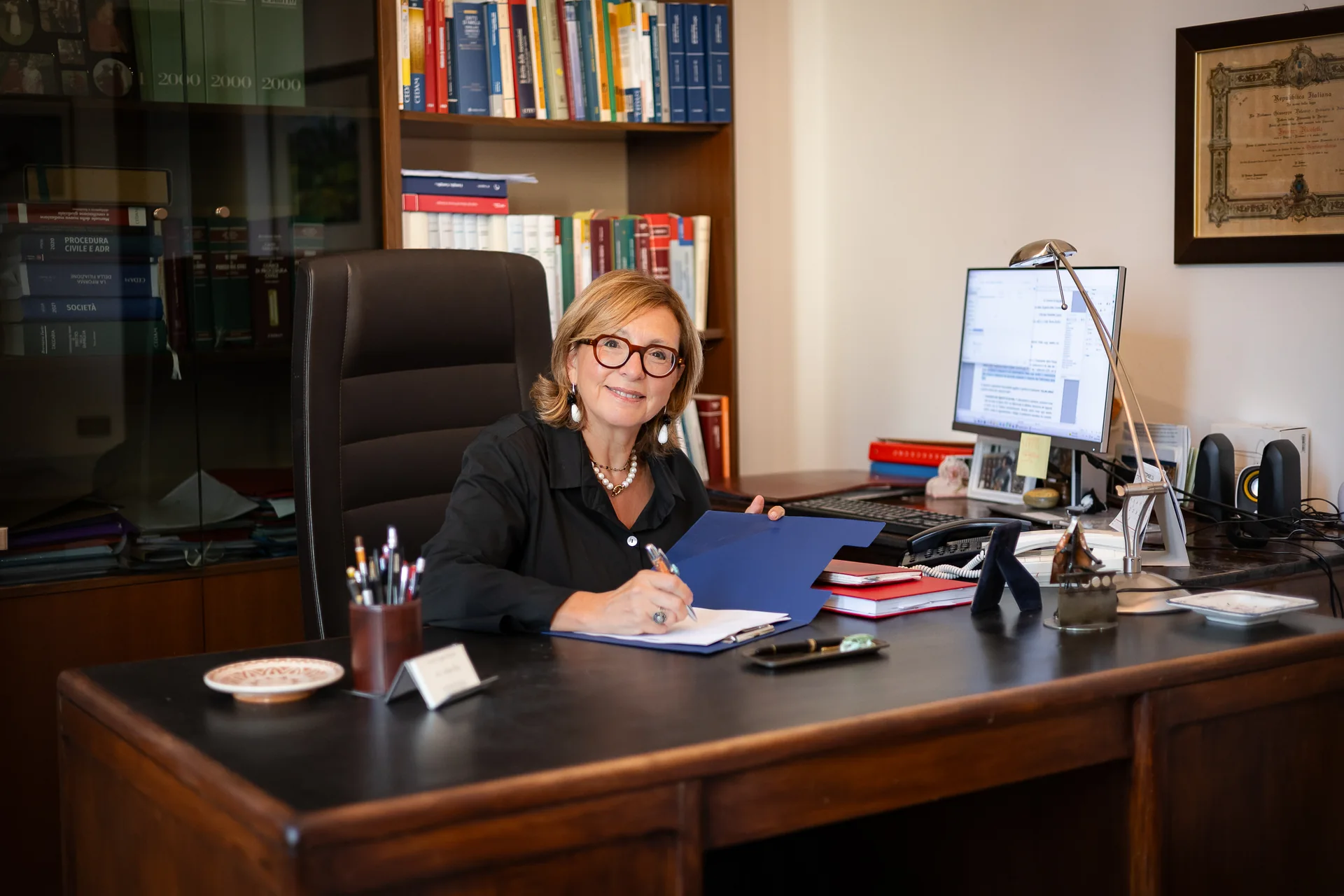 Nicoletta Ferrari alla scrivania del suo studio legale